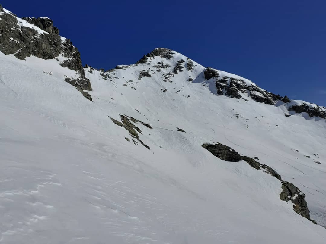 Si intravedono le tracce, sci ai piedi dalla punta :D