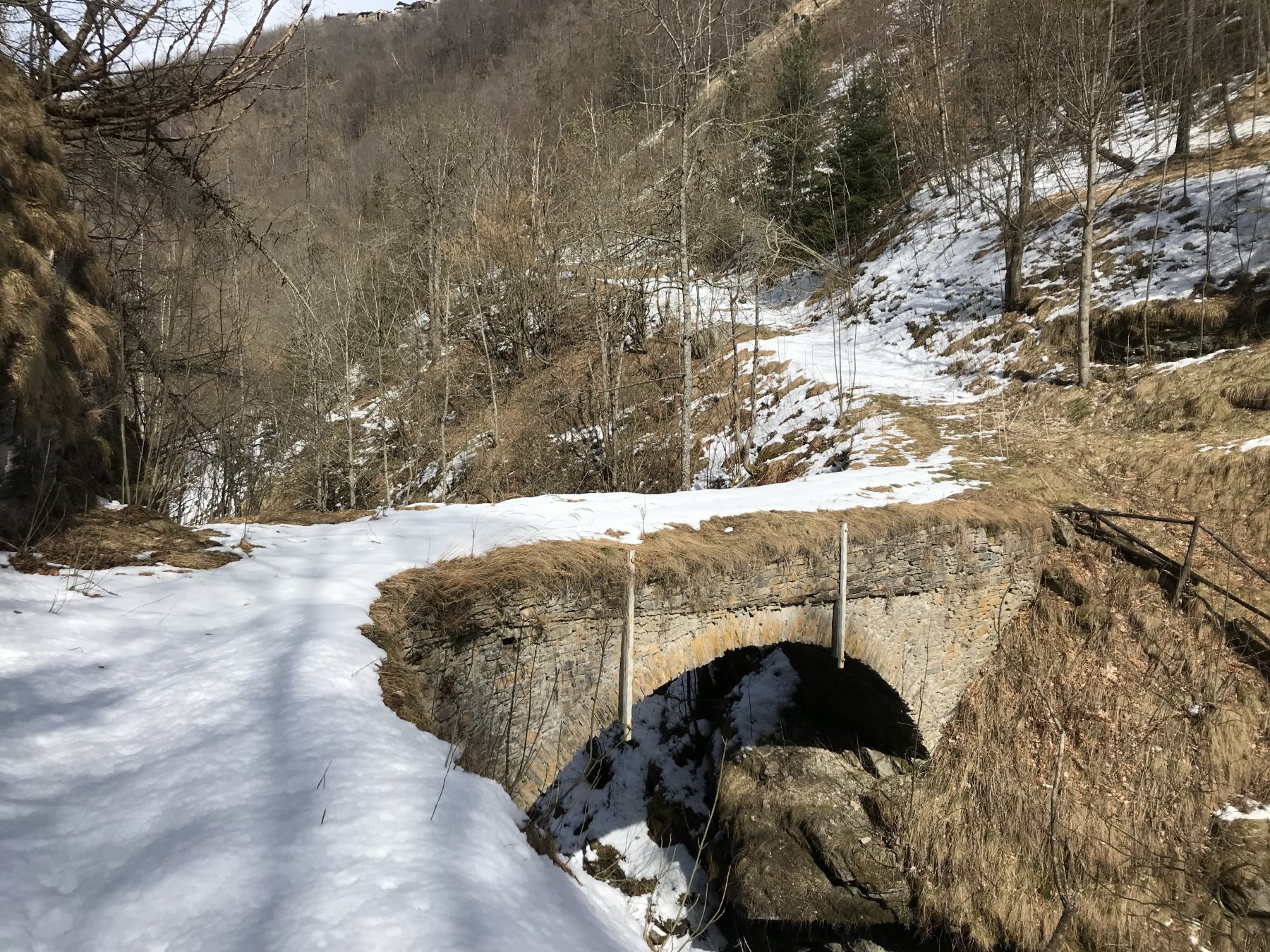 Ponte in pietra dalla cava 