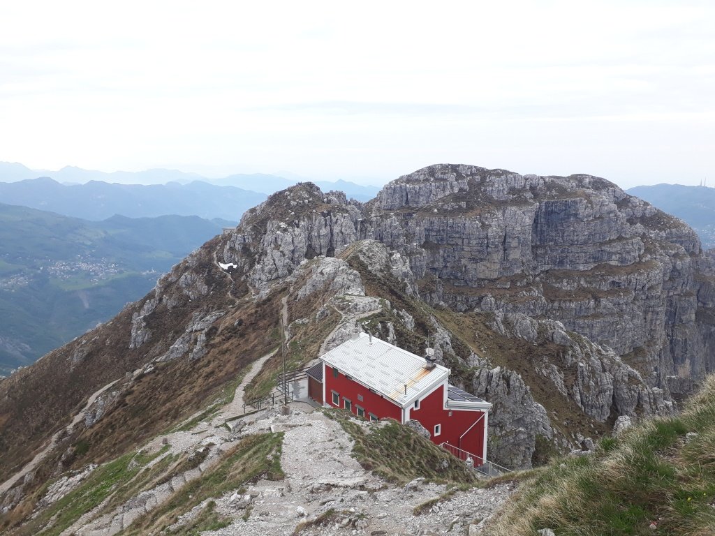 Rifugio Azzoni dalla vetta del Resegone.