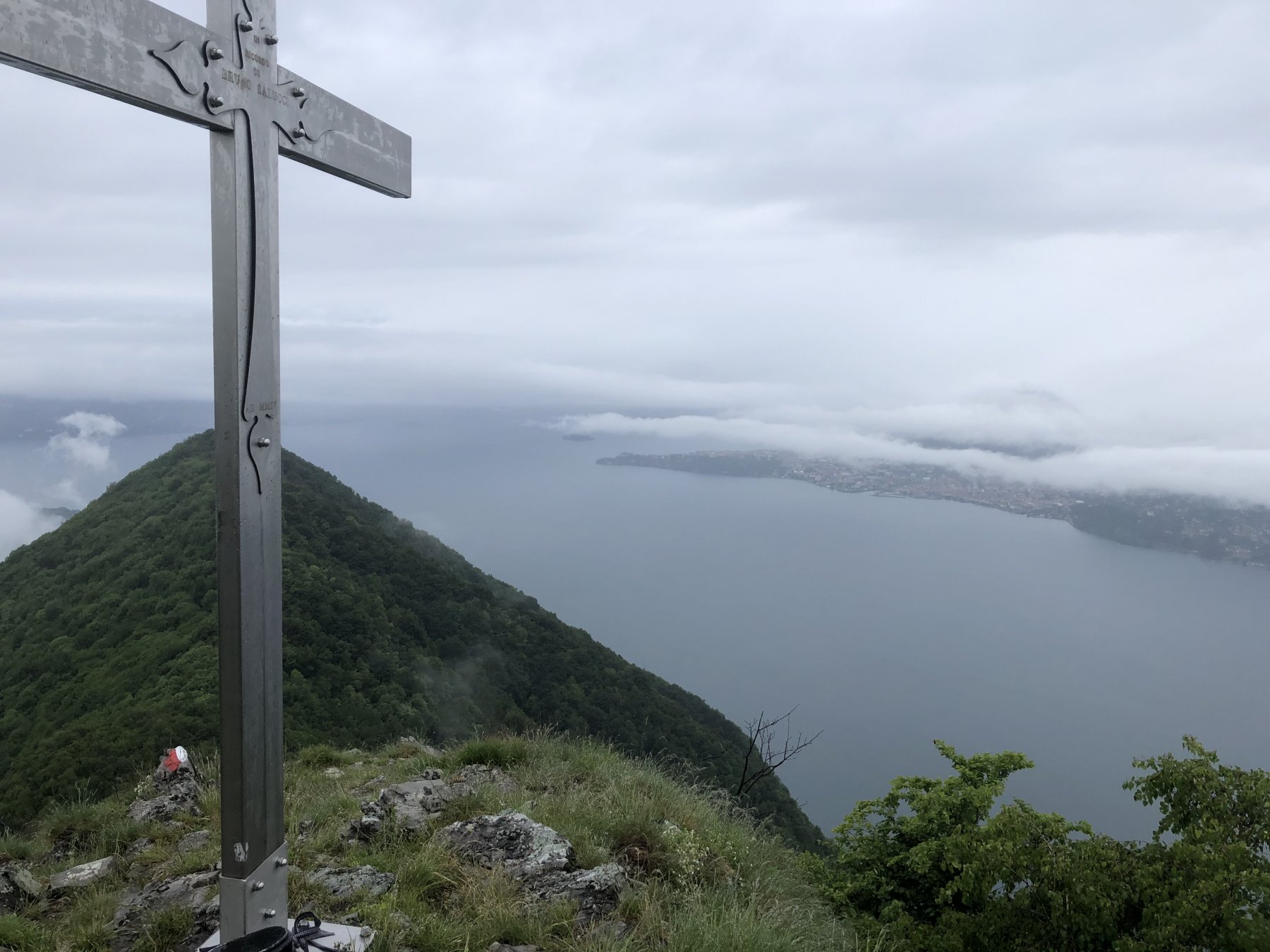 croce sulla prima cima dei pizzoni che si scavalca