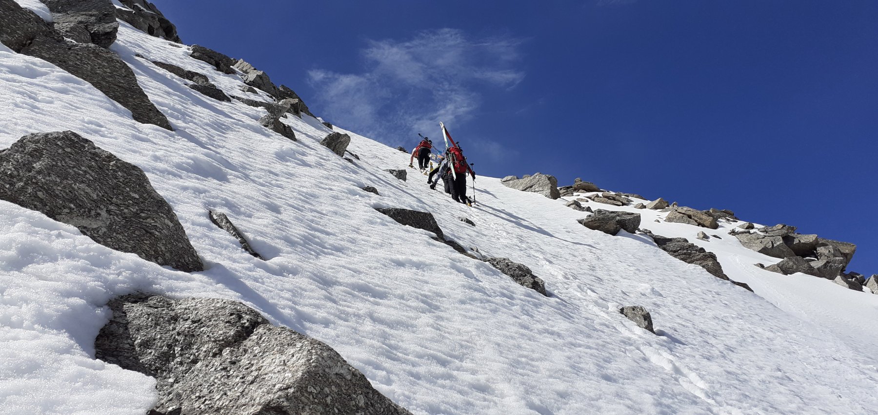 Nel ripido pendio sommitale, salito con ramponi e piccozza su neve che sfondava parecchio