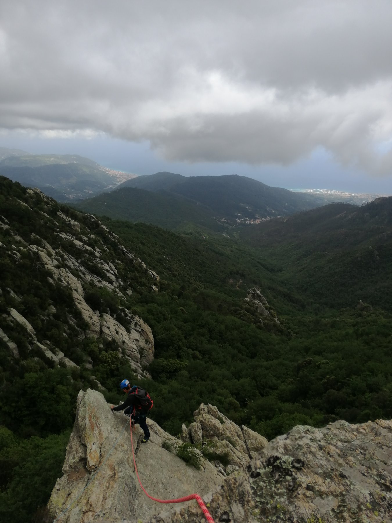 Il socio in arrivo, sullo sfondo il mare