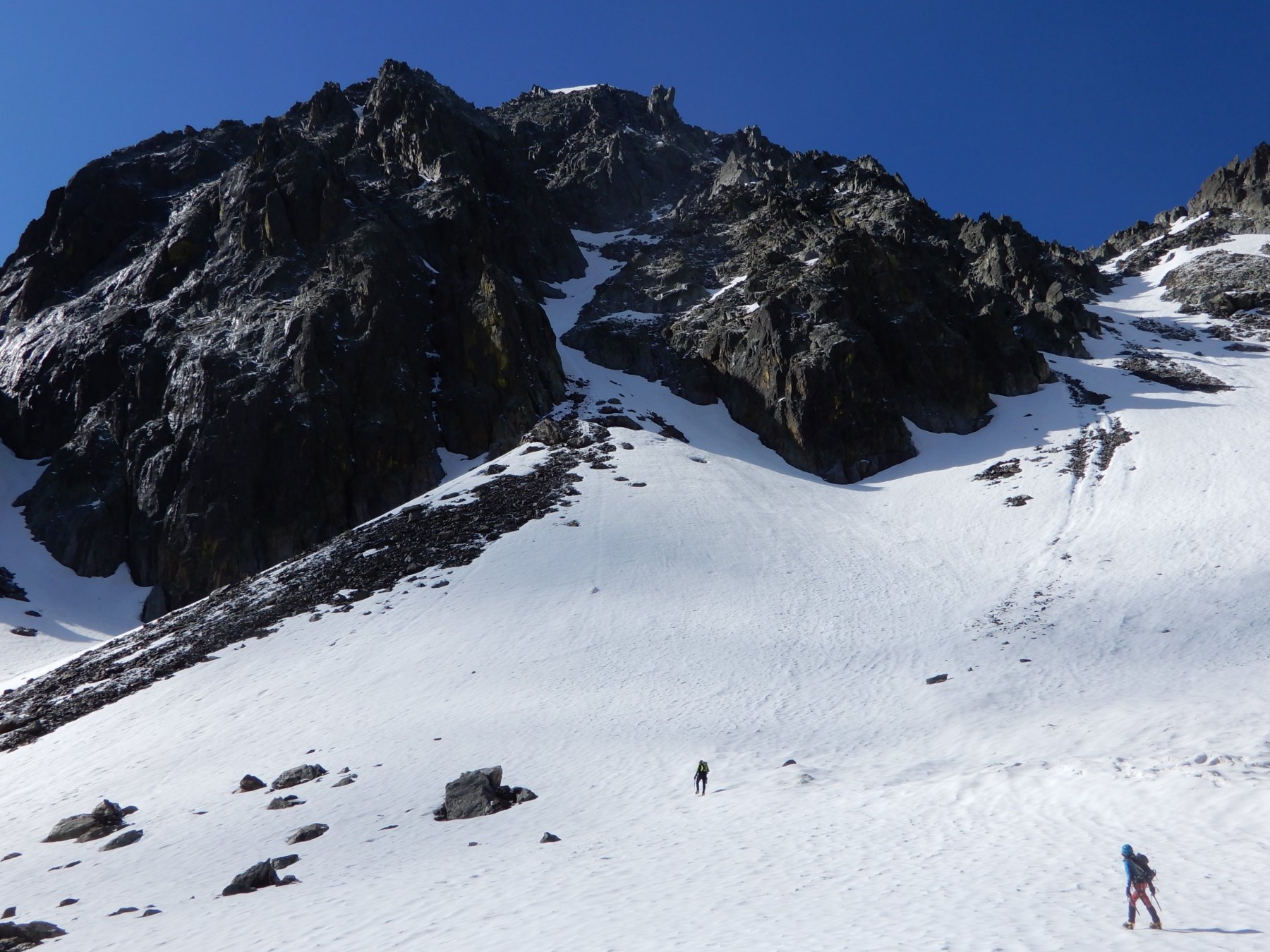 Alla base del canale: il vastissimo nevaio-conoide, ancora tutto ben innevato