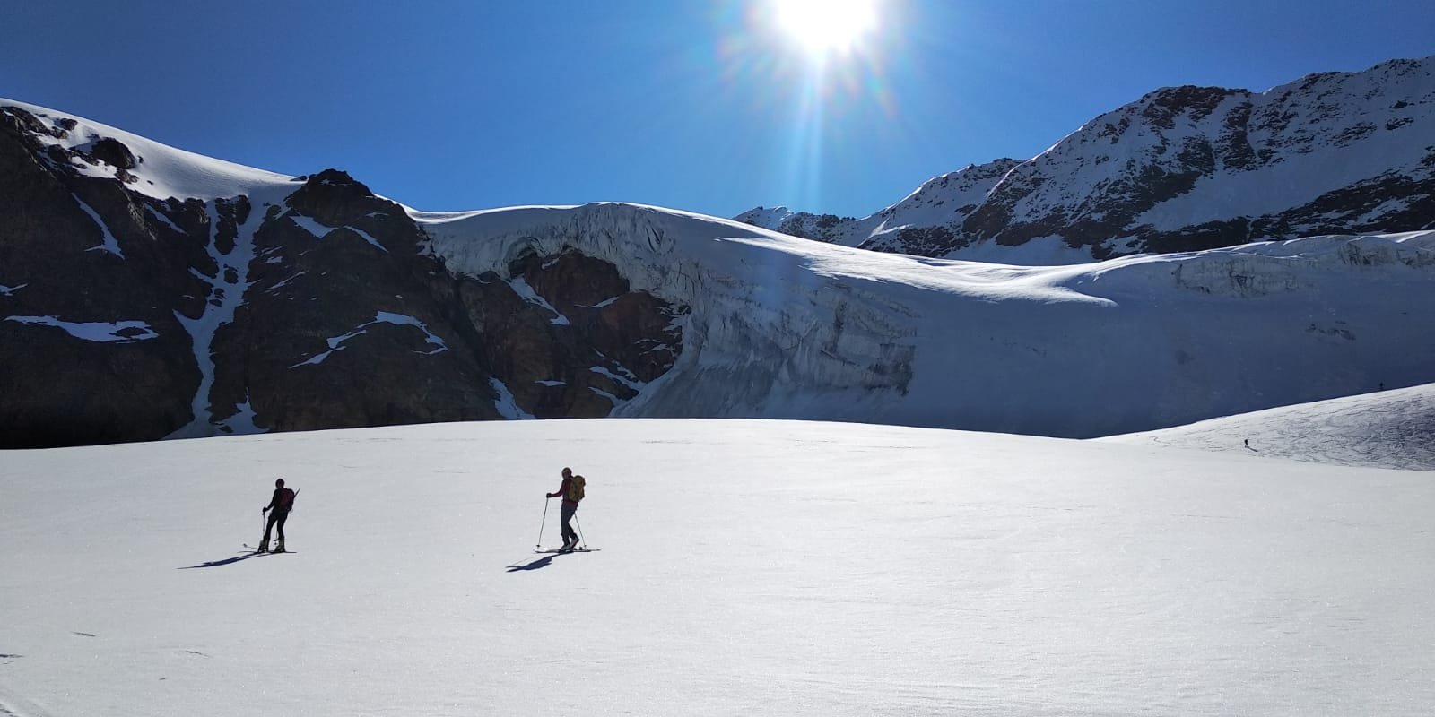sul ghiacciaio con vista seracchi sopra cui passa il percorso per il S.Matteo