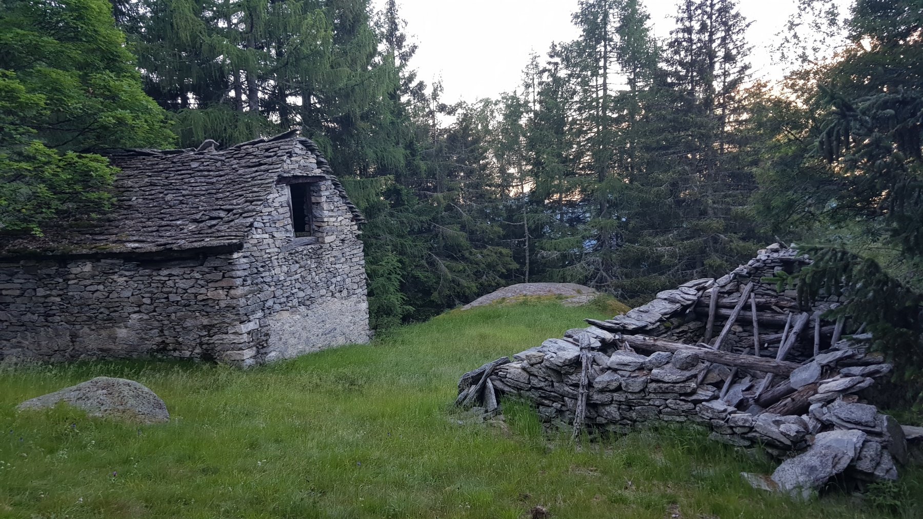 Località Ai Cuurt ,o qualcosa del genere, passare tra sassone e baita (nella foto a sinistra)