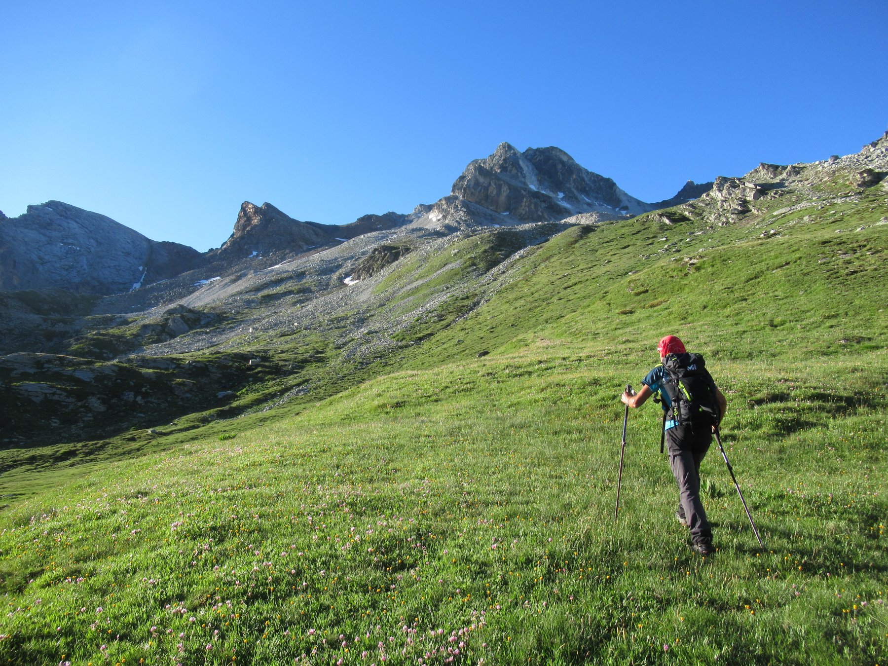 Al centro la pietrosa valletta da salire x il Colle della Marchisa.