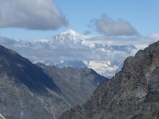 Zoomata sul M.te Bianco seminascosto dalle nuvole.