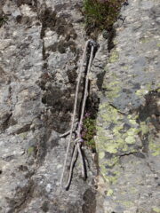 Chiodo con cordino alla base della via