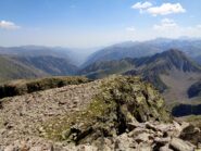 la punta Est con l'intaglio da scendere visto dalla Ovest