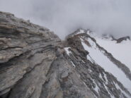 in questo punto due cordini passati nella roccia consentono il superamento del passaggio in sicurezza..