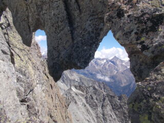 il foro di 2m menzionato in relazione..che fa da bella cornice alla Luseney al fondo..