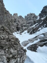 Uscita del diedro. Traversare sempre verso destra e poi a sinistra puntando un evidente diedro fessurato. 