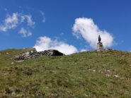 In vista della vetta (in realtà l'anticima) con il basamento dell'ex-rifugio e la Madonnina.