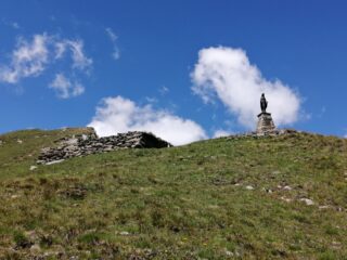 In vista della vetta (in realtà l'anticima) con il basamento dell'ex-rifugio e la Madonnina.