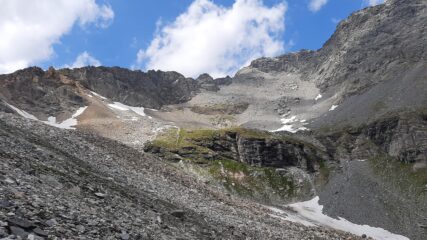 i blocchi della frana appena passata