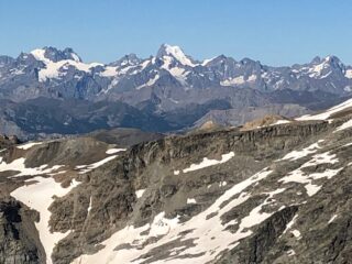 In lontananza la Barre des Ecrin e il Pelvoux