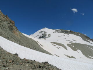 il pendio di salita visto dal lato opposto del lago
