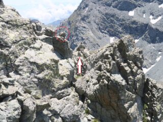 La selletta vista in discesa. Appena scavallata siritrovano le tacche rosse.