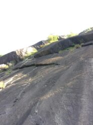 L4-L5, sopra il bordo del tetto si nota il cordone per azzerare il passo di 6b+