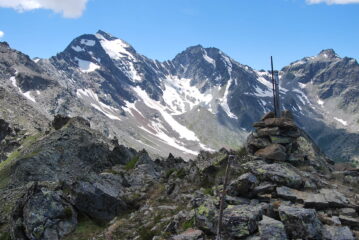 In vetta. Sullo sfondo Paramont, Testa di Paramont e Mt. Monchette; dietro la palina il Passo Alto sull’AV2.