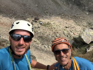 In cima alla via. Sullo sfondo il rifugio Bozano