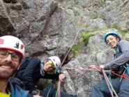 i ventenni in sosta lungo la via