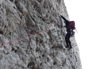 Il tiro in traverso sopra il masso d'attacco tocca a Daniele.