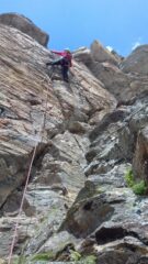 Verso la parte alta: un bel risalto alternato a rocce rotte.