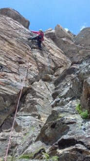Verso la parte alta: un bel risalto alternato a rocce rotte.