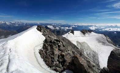 L'anticima con la croce vista dalla cima principale