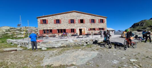 Rifugio-albergo Fuorlca Surlej (solo servizio di ristorante per l'estate 2020)