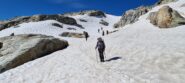 salendo verso l'inizio del ghiacciaio, sulla morena ancora ricoperta di neve