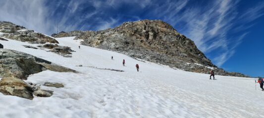 salendo verso la sella sottostante la stazione di arrivo della funivia del Corvatsch