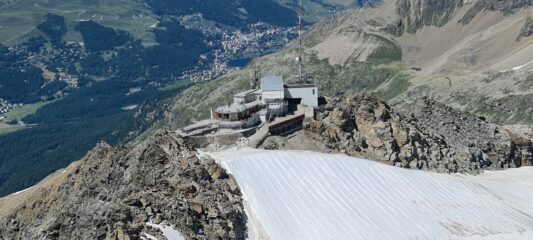 la stazione di arrivo della funivia del Corvatsch a quota 3303 m