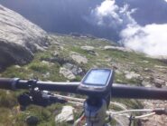 discesa verso il rif. Granero ( sullo sfondo visibile il rifugio e il locale invernale)