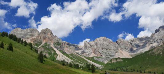 Panorama dietro il rifugio Fuciade