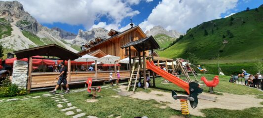 L'attrezzatissimo e curato rifugio Fuciade