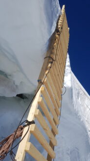 La scala posizionata nel punto in cui era crollato il ponte di neve a fine luglio.