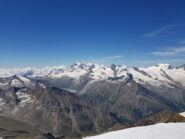 Vista dalla cima. In lontananza Punta Gnifetti (Capanna Margherita) e le altre cime del Rosa.
