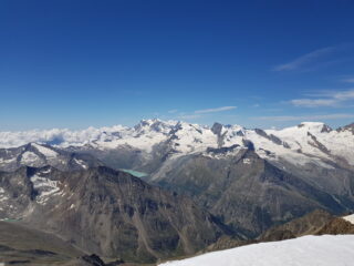 Vista dalla cima. In lontananza Punta Gnifetti (Capanna Margherita) e le altre cime del Rosa.