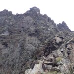 Il primo torrione della cresta, visto dall'attacco.