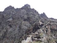 Il primo torrione della cresta, visto dall'attacco.