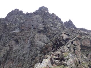 Il primo torrione della cresta, visto dall'attacco.
