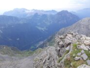 La cresta vista dall'alto, con il rifugio Coca e Valbondione in basso e la Presolana sullo sfondo.