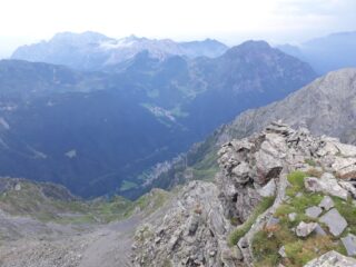 La cresta vista dall'alto, con il rifugio Coca e Valbondione in basso e la Presolana sullo sfondo.