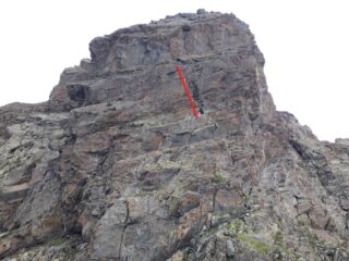 Il tiro chiave della via con evidenziato il camino obliquo.