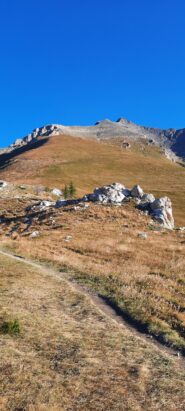 Alla partenza, la cima è lassù, lontana