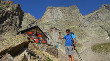 Ore 18:15, rifugio Bozano con alle sue spalle l’imponente parete sud-ovest del Corno Stella 