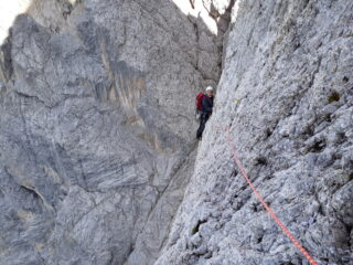 La lunghezza - ancora un traverso - sopra la nicchia Comici.