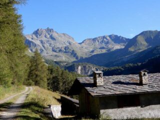 il colle del bivacco dalla poderale